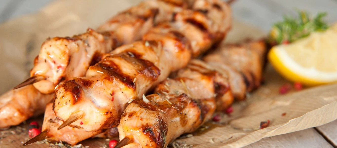 Τελικά ποιο είναι πιο υγιεινό; Το χοιρινό καλαμάκι ή ο γύρος;